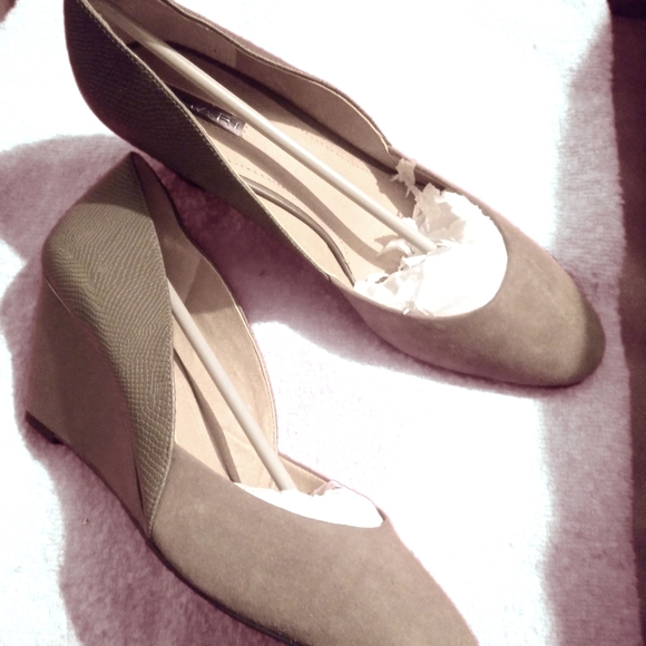 Tahari Wedged Heels Chicory Green - Picture 6 of 6
